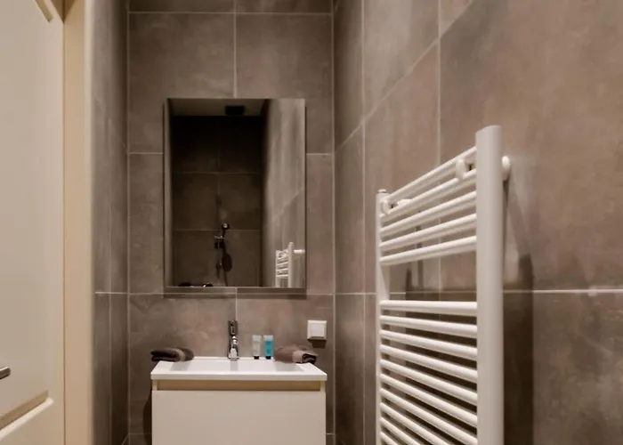 Your Modern Retreat Close To Center *