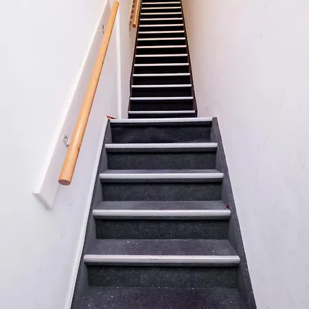 Your Modern Retreat Close To Center Apartment *