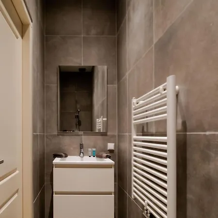 Your Modern Retreat Close To Center *